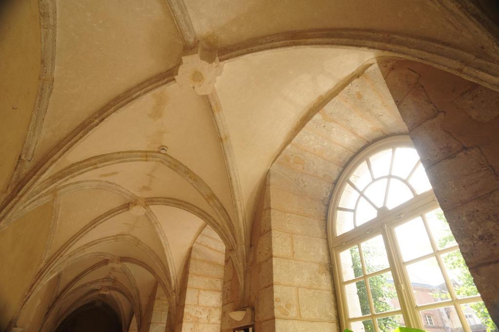 Hotellerie Saint Yves ชาร์ตร ภายนอก รูปภาพ