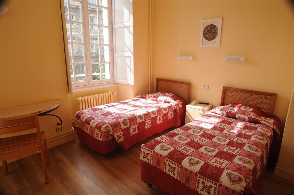 Hotellerie Saint Yves ชาร์ตร ภายนอก รูปภาพ